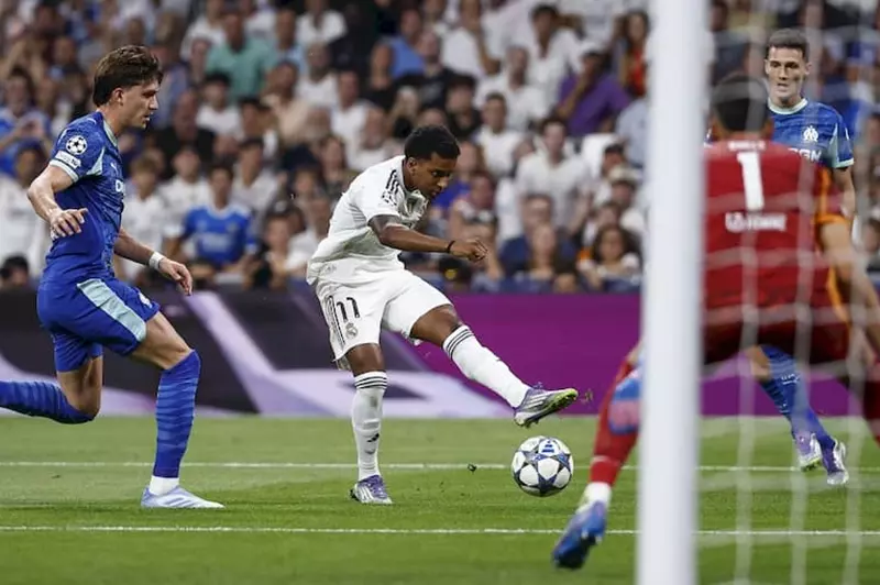 رودريجو يشعل المنافسة بين ثلاثي الدوري الإنجليزي