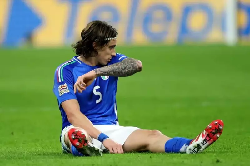 عاد إلى آرسنال.. كالافيوري يغادر معسكر منتخب إيطاليا