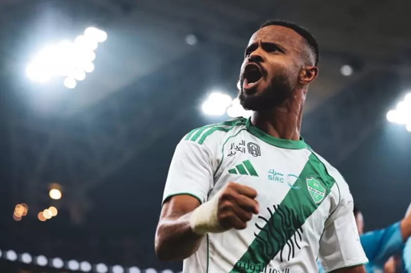 لاعب أهلي جدة يتحدث عن لقطته المثيرة مع جمهور الاتحاد