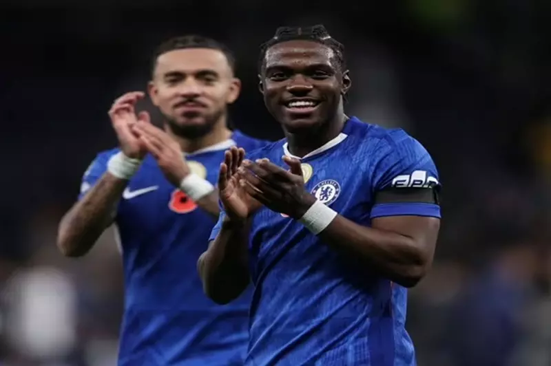 لاعب تشيلسي ينفي أنباء عرضه على مانشستر يونايتد