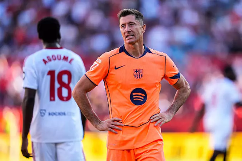 ليفاندوفسكي يحسم موقفه من الرحيل عن برشلونة في الشتاء