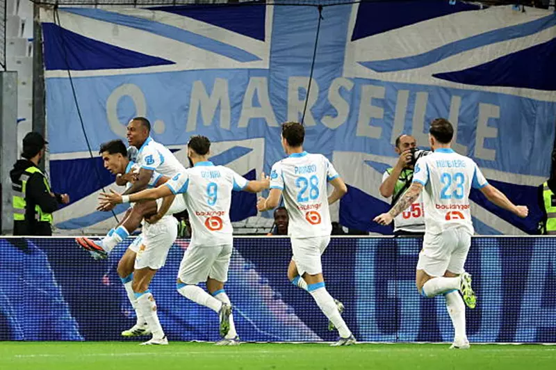 مارسيليا يكتسح نيس ويقفز لصدارة الدوري الفرنسي